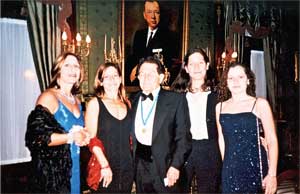 RECIBIENDO “ASTRO GOLD MEDAL” (2002).