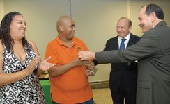 El Sr. Fierres, Presidente del Auxilio Mutuo (centro) y el  Dr. Santiago Delpín (der.) felicitan a paciente trasplantado.