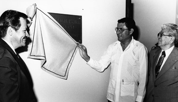 1980: Dr. Jaime Rivera Dueño, Secretario de Salud, Dr. Norman Maldonado Rector RCM develando la tarja durante la dedicación del Laboratorio de Tecnología Médica al Dr. Oscar Costa Mandry.( Cortesía Sr. Neftalí Rosario del Departamento de Tecnología Educativa del RCM)