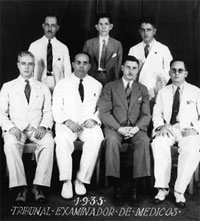 1935: Tribunal Examinador de Médicos 1935, Dr. Costa Mandry de pie al centro