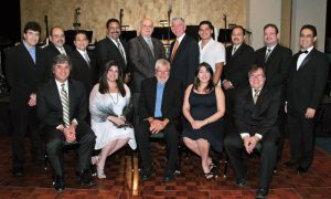 Dr. Luis García, Dr. Juan Carlos Buitrago, Dr. William Villanueva, Dr. Rafael Rivera, Dr. Mario Espinosa, Dr. Orlando Vázquez, Dr. Víctor Salgado, Dr. Ramón Flores, Dr. Edwin Alicea y Dr. Angel F. Laureano, (sentados:) Dr. Axel Vélez, Dra. Ruth A. Santos, Dr. Ernest L. Cunningham, Dra. Jahaira Serrano y Dr. Raúl Reyes.
