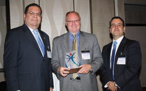 Salvador Calaf, Dr. Kenneth E. Thorpe y Roberto Pando.