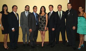 Karely Cabrera, Alejandro López, Frank Vélez, William Arroyo, Lisa Cruz, Dr. José Ginel Rodríguez, Presidente-Decano de Medicina y Consejero de AOA, Charles Beale, Dorgam Badran y Yatzmellie Vega.