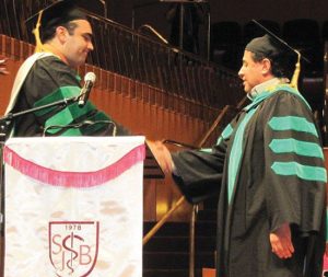José G. Najul, Presidente de la clase Graduanda 2011 de la Escuela de Medicina San Juan Bautista y el orador invitado.