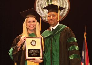 El Presidente de la Academia Médica del Sur, Dr. Rubén Rivera Carrión entrega reconocimiento a Annie González Jiménez por tener el al promedio más alto de la Clase Graduanda PSM 2010-2011.