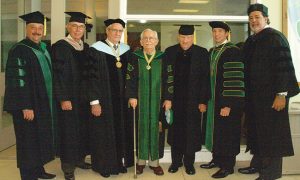 Al centro el Dr. Marcial Rojas, Pasado Presidente de la UCC y Decano de Medicina Emérito, a su derecha el Pasado Alcalde del Municipio de Bayamón y miembros de la Junta de Síndicos de la UCC.