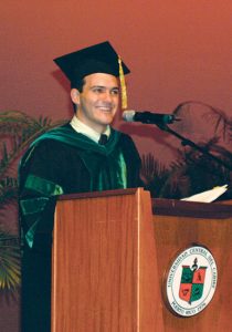 Dr. Charles Beale, Presidente de la Clase 2011 y graduado de la Escuela de Medicina de la Universidad Central del Caribe.