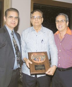 Dr. José I. Russe (pasado Presidente), Dr. Eddy Ríos Olivares, a quien se le dedicó la convención y Dr. Eric González.