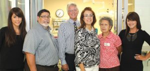 Srta. Marina Martínez, Dr. Fermín Sánchez, Dr. Ricardo Fontanet y su esposa Sra. Cari Fontanet, Dra. Mercedes Vega y Sra. Yessenia Rodríguez.