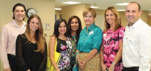 Dr. Eric Cabán, Srta. Mía Segurola, Dra. Yvette Colón, Dra. Maribel García, Dra. Sandra Rodríguez, Sra. Ada Landrón esposa de Dr. Javier Cuevas.